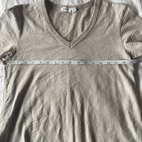 Wilt Short Sleeve Shrunken V-Neck Shirttail Top w/Raw Hem - Picture 7 of 10